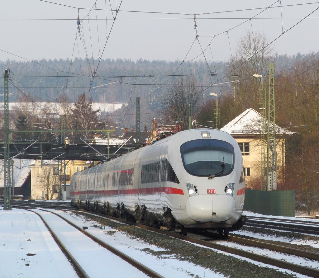 ICE 1711 nach Mnchen Hbf durchfhrt am 30. Januar 2012 den Bahnhof Kronach ber Gleis 3.