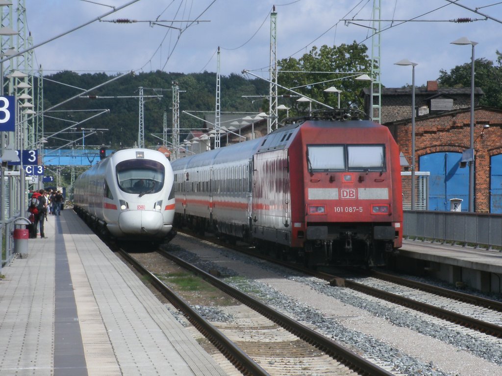 ICE 1715 Binz-Mnchen,gefahren von 411 083,traf in Bergen/Rgen den IC 2353,aus Erfurt nach Binz,wo 115 448 Zuglok und 101 087 Schlulok war. 