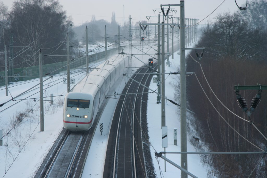 ICE 2 am 26.12.2010 von Westen kommend mit Fahrtrichtung Berlin am Bhf. Elstal.