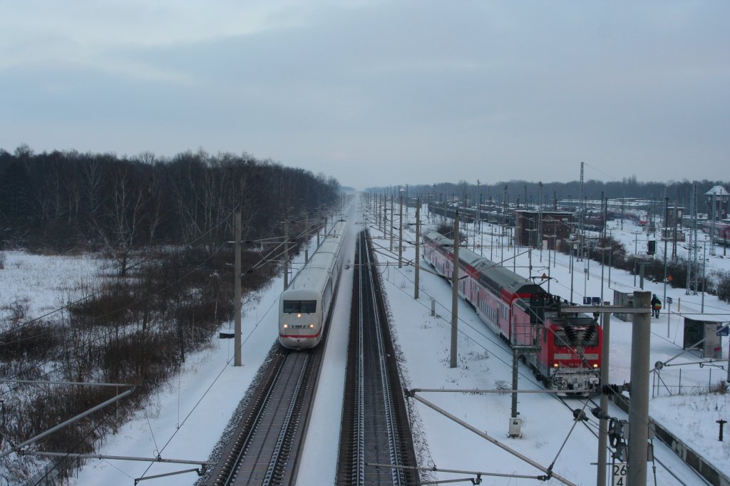 ICE 2 auf der Fahrt von Berlin Ri. WOB berholt am 26.12.2010 den am Bhf. Elstal haltenden RE 2 Ri. Rathenow mit BR 112 112