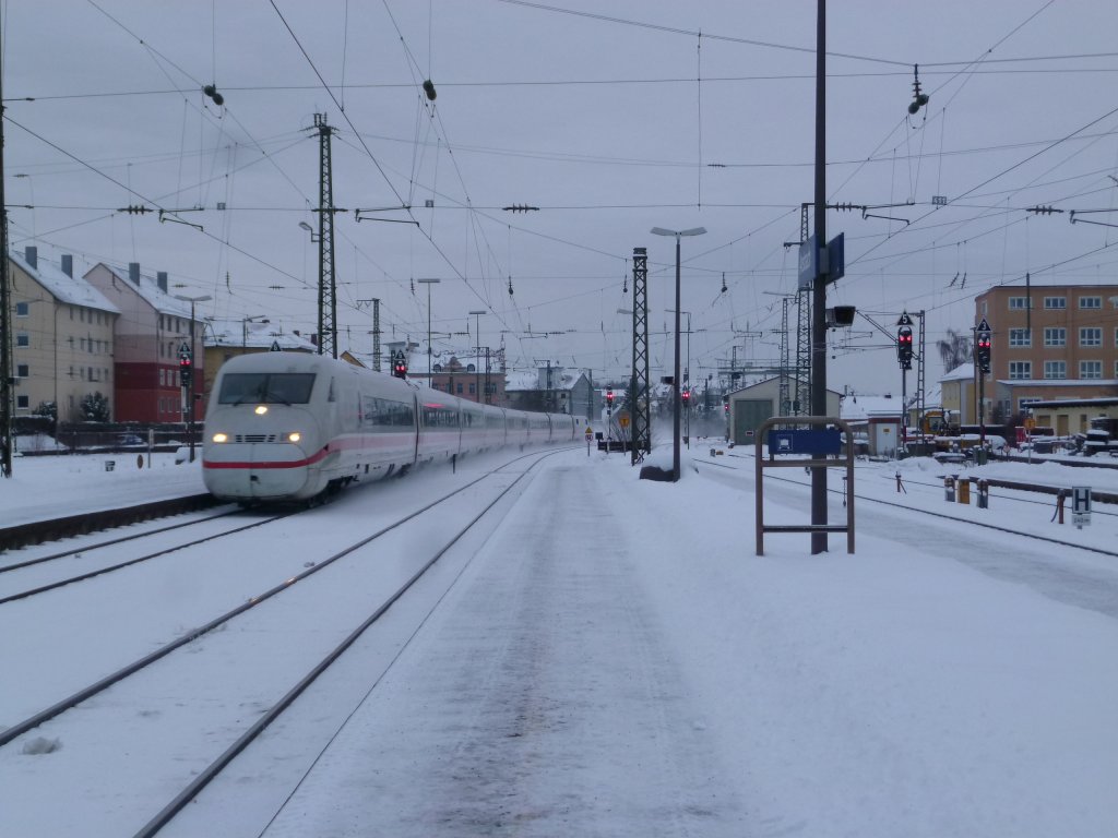 ICE 2 von Bremen nach Mnchen bei der Durchfahrt von Ansbach. 26.12.10