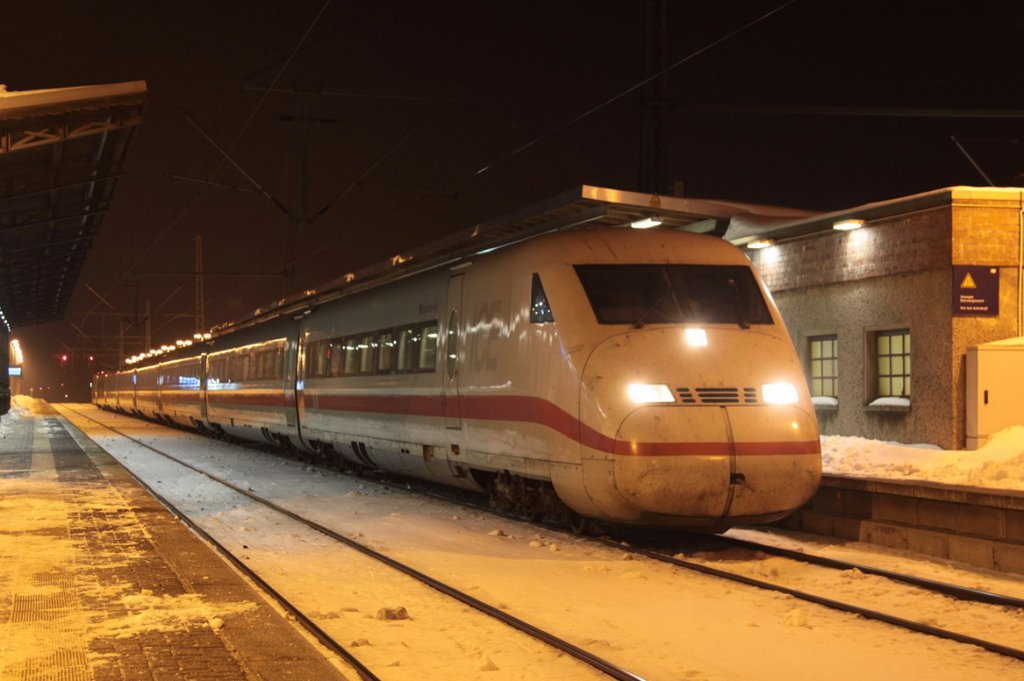 ICE 2 nach Berlin steht abfahrbereit in Ludwigslust. 04.02.2010