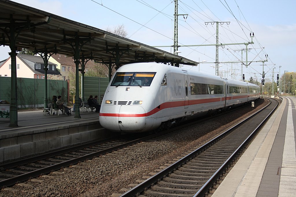 ICE 2 Steuerwagen am 09.04.2011 in Lehrte. Bahnbilder.de