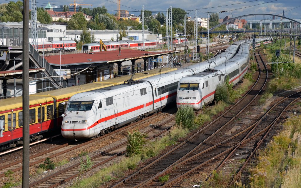 ICE 2-Treffen am 22.09.12 in Berlin an der Warschauer Stra�e. W�hrend ICE 856/846 nach K�ln bereit gestellt wird, ist die Leergarnitur des ICE 557/547 auf dem Weg in die Abstellanlage Rummelsburg.