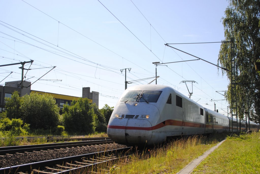 ICE 2 Triebkoft f�hrt am 17.06.2010 durch Gleis 11 in Lehrte.