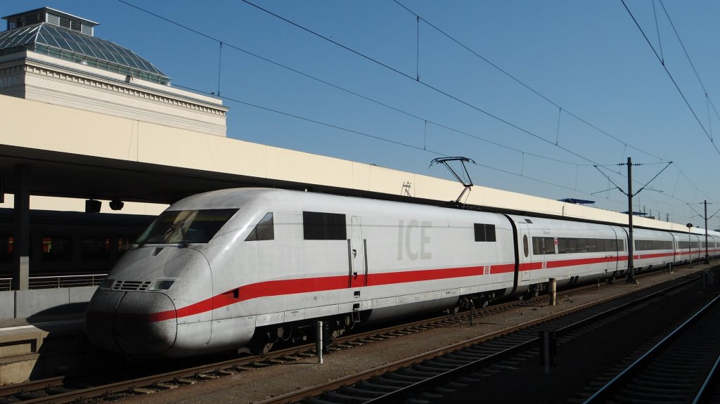 ICE 2 Triebkopf mit nicht identifizierbarer Nummer, aber da er an einem ICE 1 Zug h�ngt, ist es wahrscheinlich 402 045. (Mannheim Hbf)