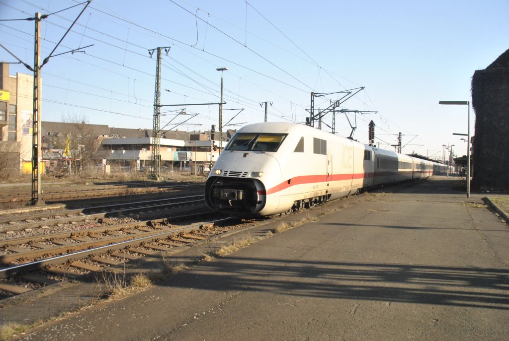 ICE 2 Triebkopft bei der Durchfahrt in Lehrte auf Gleis 11 am 26.02.2011.