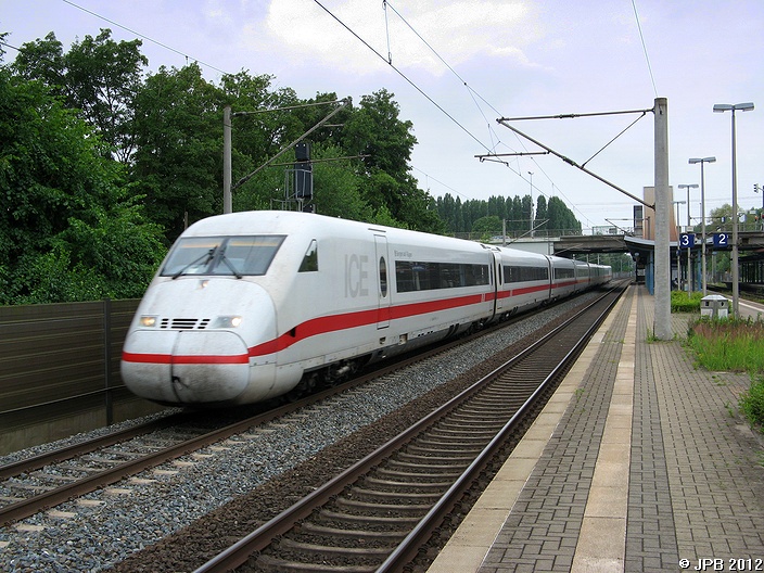 ICE 2 (Tz 217  Bergen auf Rgen ) nach Berlin durchfhrt den Hp Hannover Karl-Wiechert-Allee am 15.06.2009
