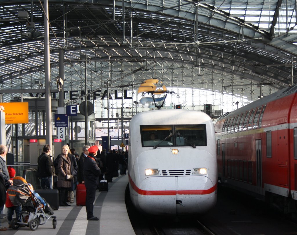 ICE 2 whrend der Einfahrt in Berlin Hbf. (09.11.2009)