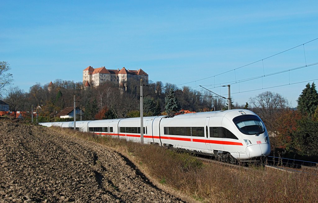 ICE 21 von Frankfurt nach Wien, unterhalb von Burg Neulengbach hat nur mehr wenigen Kilometer, bis er sein Ziel erreicht hat. Hofstatt, am 19.11.2009.