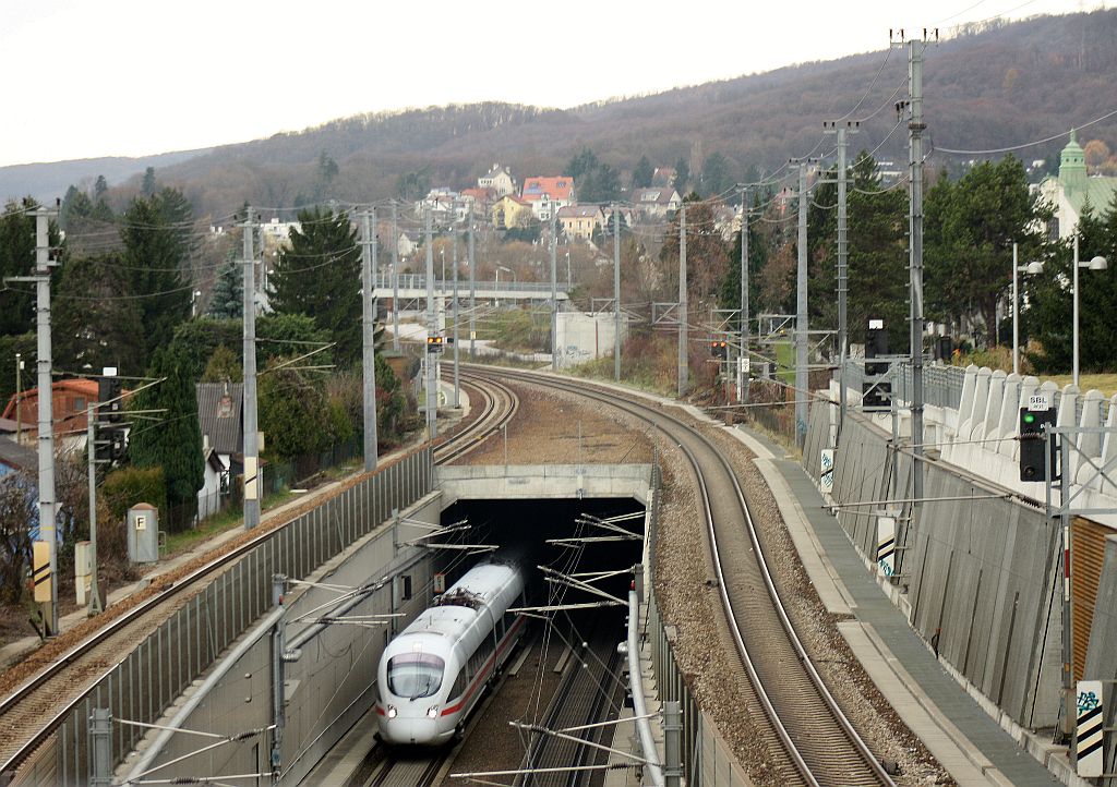 ICE 21 von Frankfurt(Main) Hbf nach Wien West am 09.11.10 beim Verlassen des Hochleistungstunnels in Wien/Hadersdorf. 