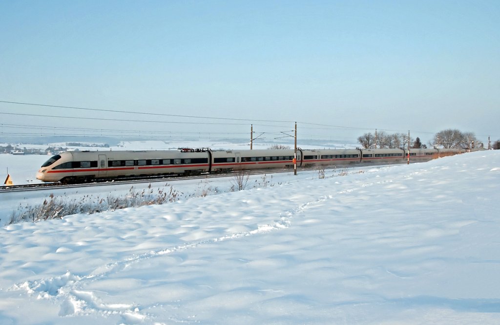 ICE 22 (Wien - Dortmund), an einem klaren, kalten Winternachmittag, kurz nach Neulengbach. Die Aufnahme entstand am 04.12.2010.