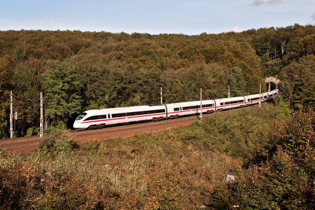 ICE 22 von Wien Westbahnhof nach Dortmund bahnt sich seinen Weg durch den herbstlichen Wienerwald. Die Aufnahme entstand zwischen Rekawinkel und Eichgraben-Altlengbach, am 15.10.2011.