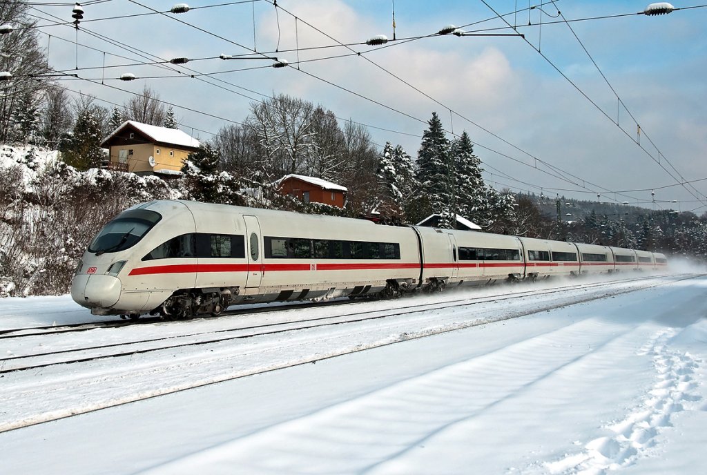 ICE 24 ist von Wien Westbahnhof nach Dortmund unterwegs. Tullnerbach-Pressbaum, am 04.12.2010.
