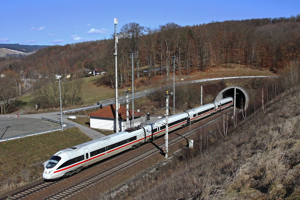 ICE 24 (Wien Westbf - Dortmund Hbf) bei Ybbs/Donau. 27.02.2010