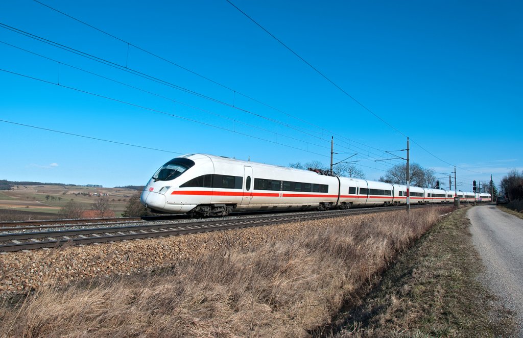 ICE 26 (Wien Westbahnhof - Dortmund) legt sich zwischen Neulengbach und Ollersbach in die Kurve. Die Aufnahme entstand am 27.02.2010.