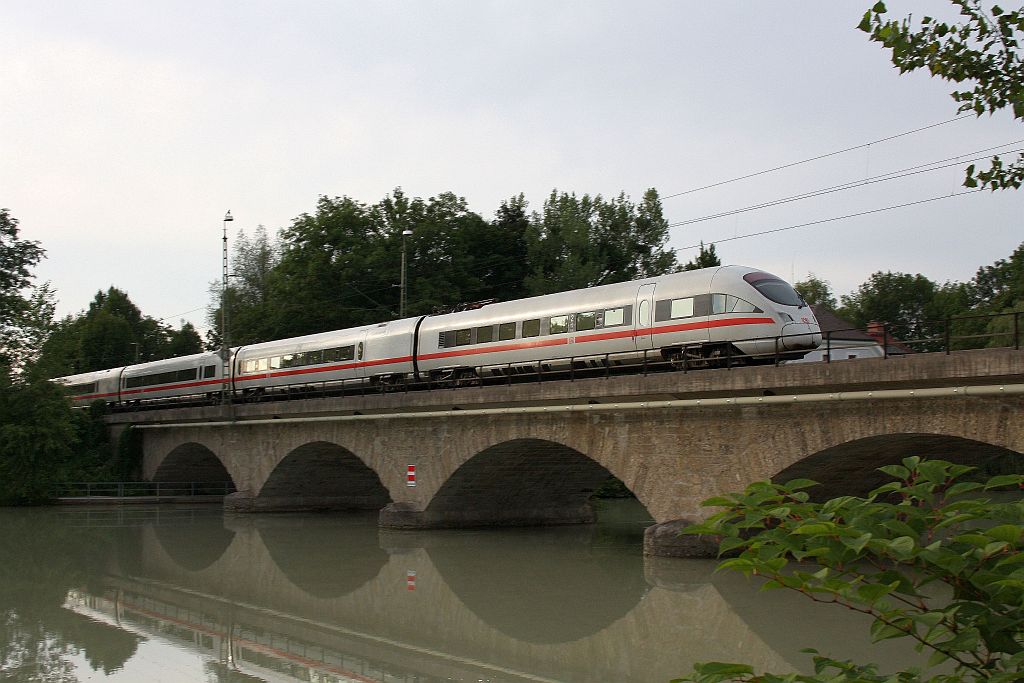 ICE 261 aus Mnchen Hbf berquert am Abend des 4.August 2010 die Saalachbrcke zwischen Freilassing und Salzburg. 