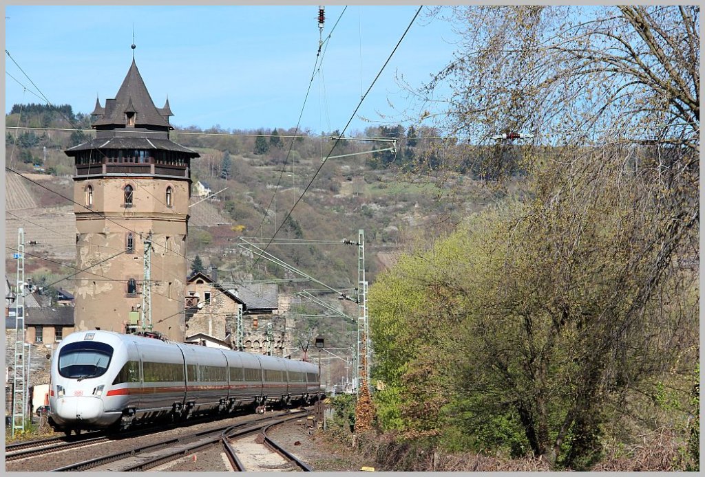 ICE 27 (Dortmund Hbf-Wien Westbahnhof) am 1. April 2012 bei der Durchfahrt in Oberwesel. 