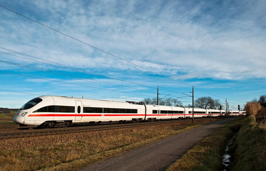 ICE 28 (Wien - Frankfurt) ist mit Zug 1156 (getauft auf den Namen Waren - Mritz) unterwegs. Die Aufnahme entstand kurz nach Neulengbach, am 13.11.2010.