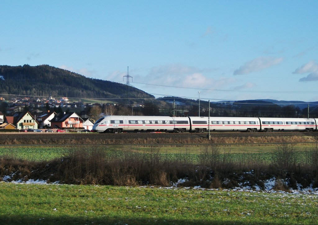 ICE 2804 nach Hamburg-Altona - Ersatzzug fr ICE 706 - unterwegs am 14.Januar 2011 bei Halach.