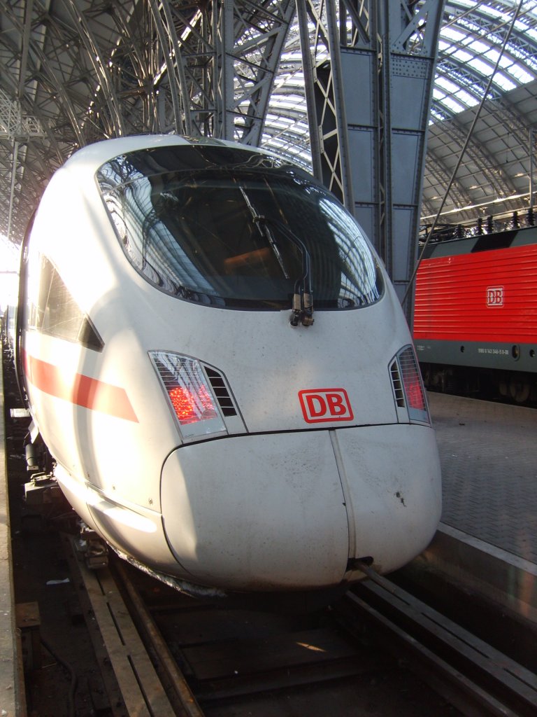 ICE 29 lsst sich kurz vor der Abfahrt nach Wien Westb. noch in der kalten Sonne brunen. Frankfurt Hbf, 05.01.10