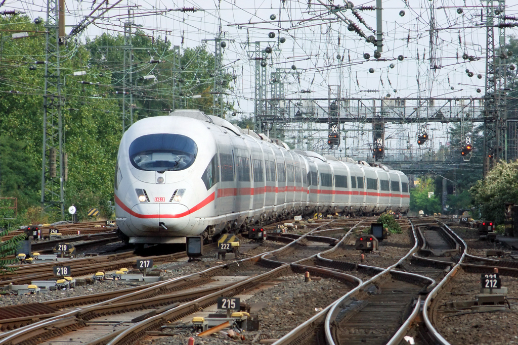 ICE 3 (403 028-4) bei der Einfahrt in Dortmund 26.9.2010