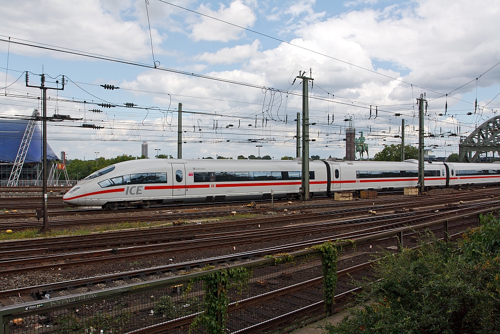 ICE 3 (403 030-0)  G�ttingen  kommt am 07.08.2011 �ber die Hohenzollernbr�cke, und f�hrt gleich in den Hbf K�ln ein.