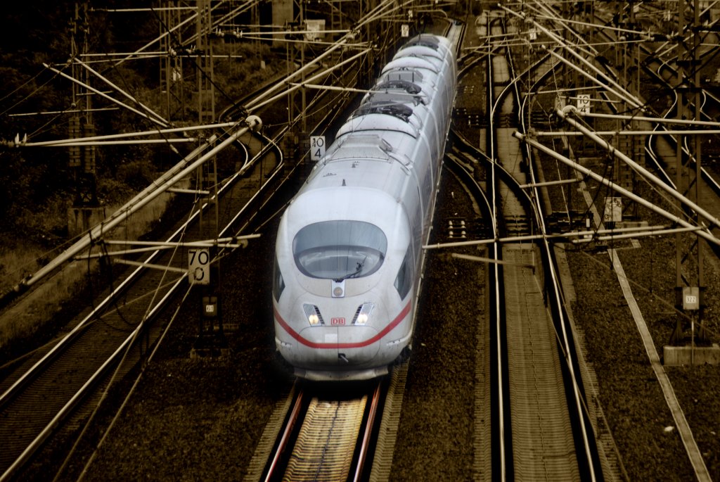 ICE 3 am 12.07.2011 auf dem Weg von Kln nach Frankfurt am Main. 