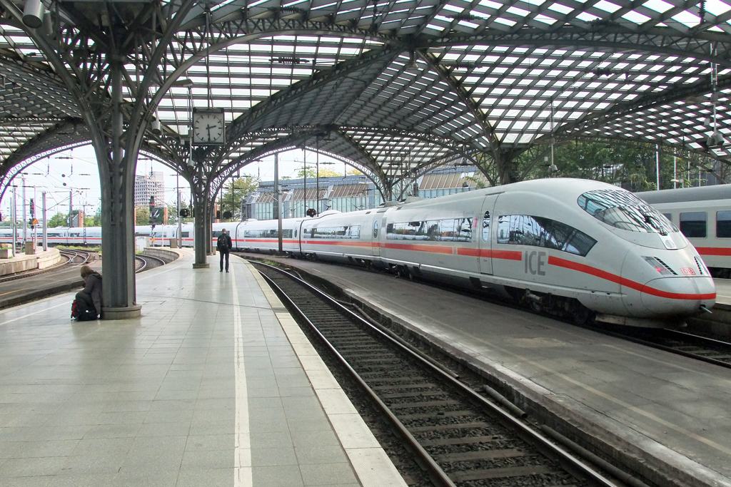 ICE 3 bei der Ausfahrt in K�ln 19.9.2010