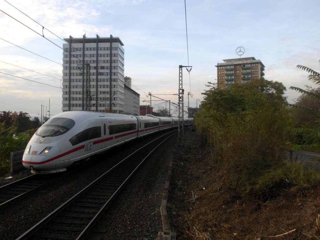 ICE 3 kurz vor der Einfahrt in den Mannheimer Hbf. am 28.10.2011.