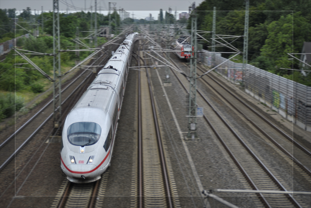 ICE 3 kurz vor Siegburg auf der Hochgeschwindigkeitsstracke Kln - Frankfurt am Main am 12.07.2011. Im Hintergrund ist noch die Klner S-Bahn (BR 432) sichtbar.