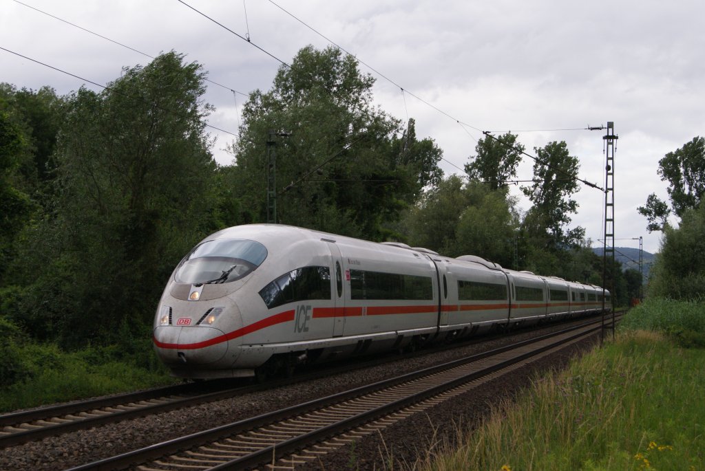 ICE 3  Linz am Rhein  auf dem Weg zur Taufe.(Unkel, 18.06.2011)