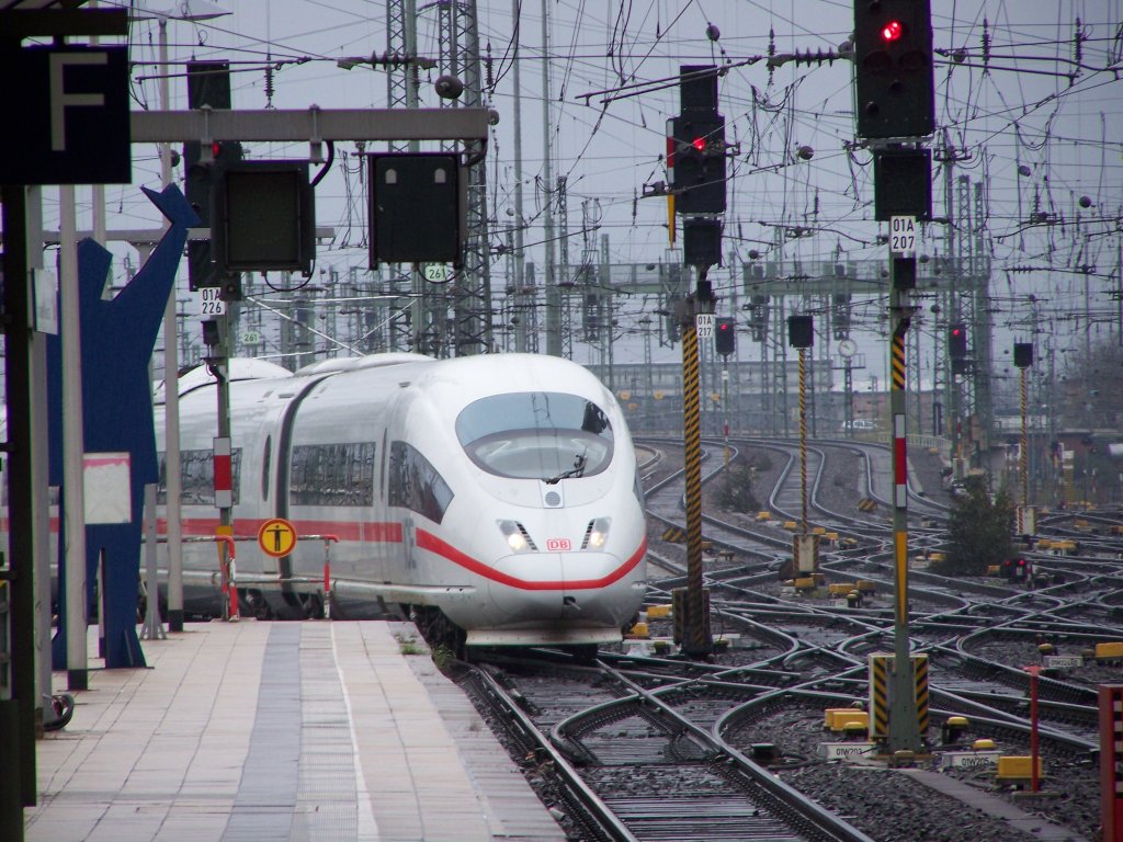 ICE 3 mit Gleisvorfeld in Frankfurt a.M. Hbf