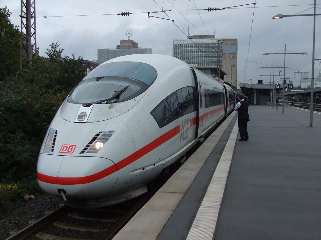 ICE 3 Treibkopf 403 018-5 steht im Hauptbahnhof von Essen und wartet auf die Abfahrt nach Mnchen. Aufgnommen am 15.10.2010.
