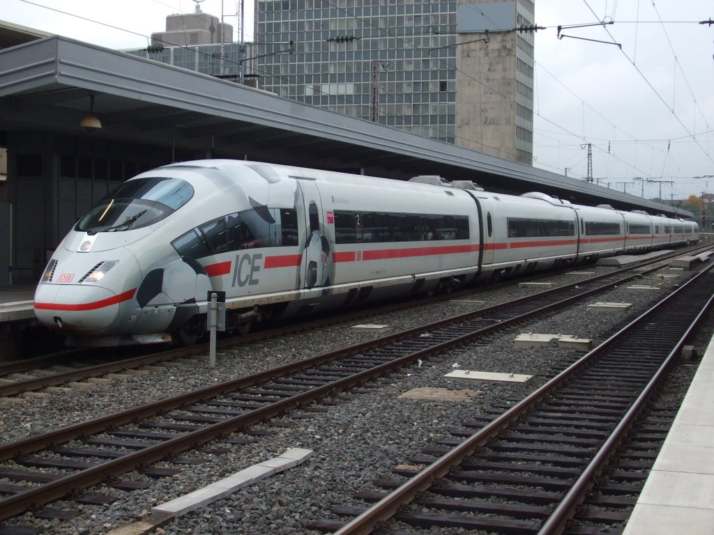 ICE 3 Triebkopf 403 512-7 mit Fussballwerbung steht abfahrbereit im Hauptbahnhof von Essen. Aufgenommen am 15.10.2010.