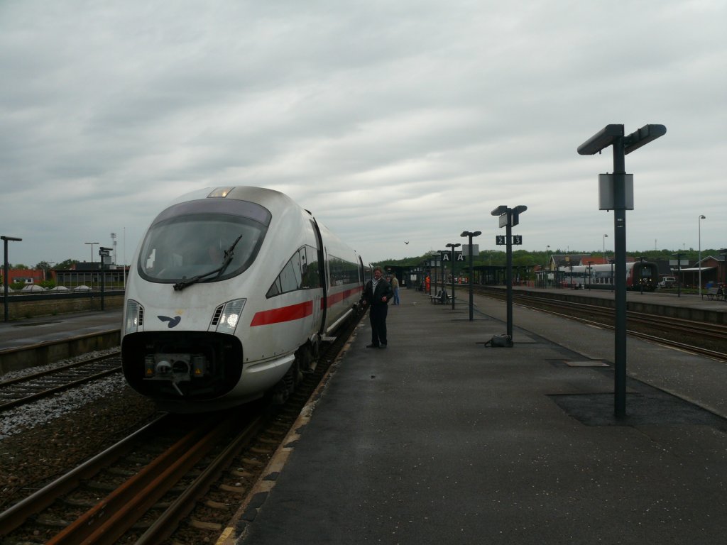ICE 32 (Kopenhagen-Hamburg) hier im Bahnhof Nykoebing F st am 1.6.10