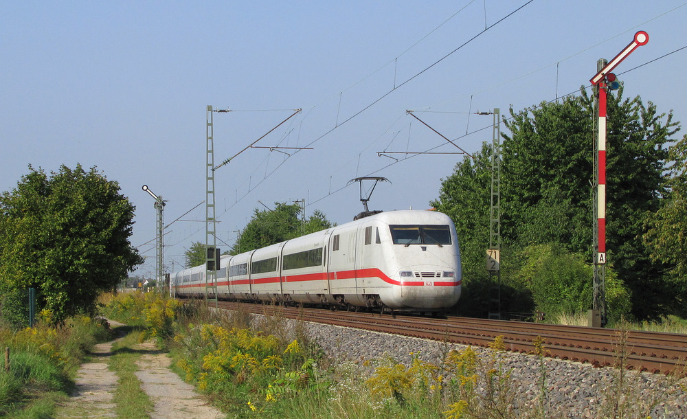 ICE 373 von Berlin Ostbahnhof nach Interlaken Ost sieht man hier kurz vor Durmersheim. 24.08.2011