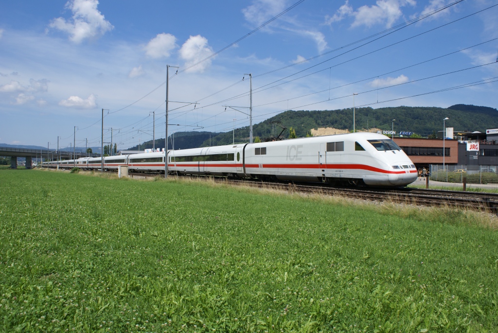 ICE 373 mit Triebkopf 401 588-9 an der Spitze f�hrt am 7.8.10 von Itingen Richtung Sissach.