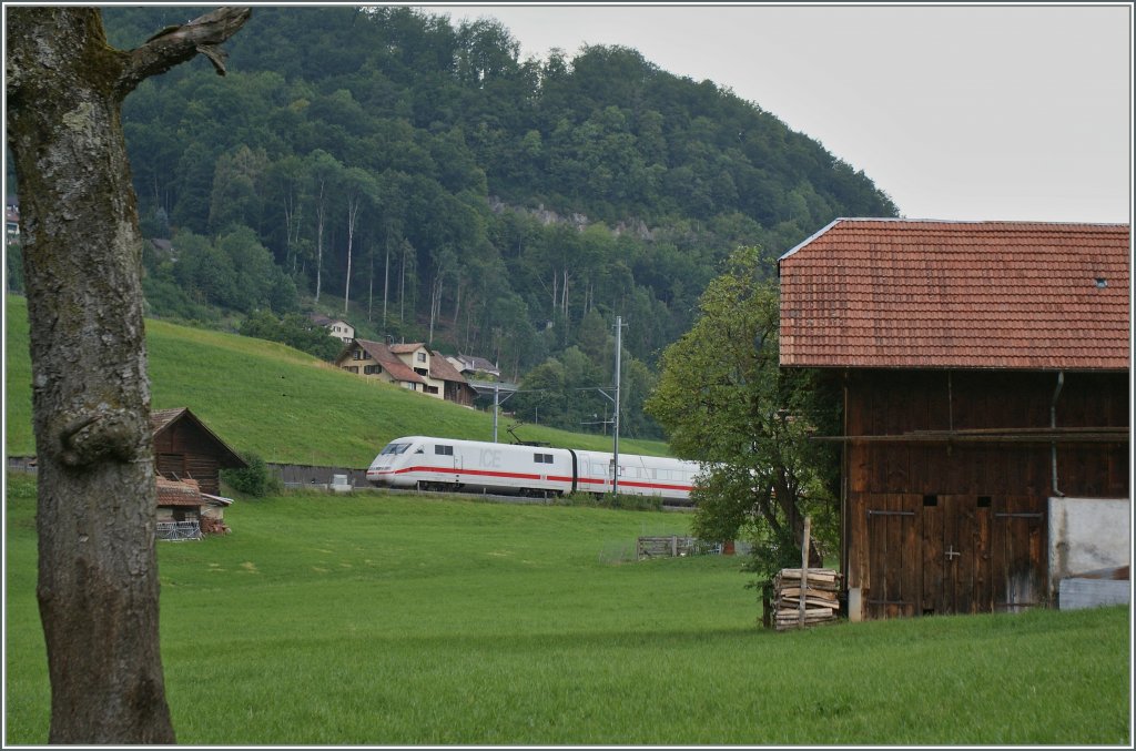 ICE 375 von Berlin Ostbahnhof nach Interlaken Ost zwischen Spiez und Faulensee. 20. August 2012