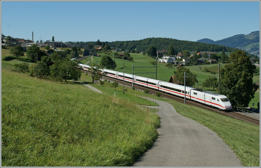 ICE 375 von Berlin Ostbahnhof nach Interlaken Ost zwischen Spiez und Faulensee. 
27. August 2012