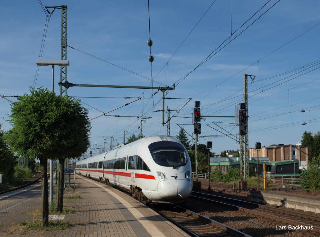 ICE 387 Aarhus - Hamburg Hbf erreicht am 20.07.10 mit leichter Versptung den Bahnhof Neumnster.