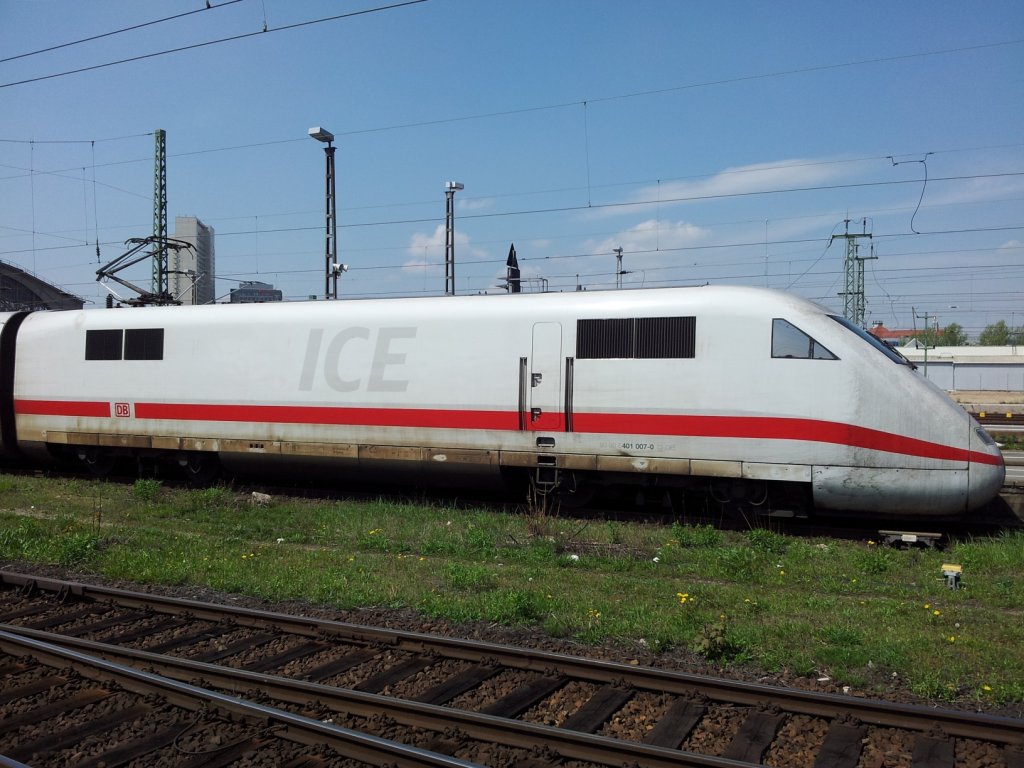 ICE 401 007-0  Plattling  steht hier in Leipzig.Aufgenommen am 06.05.2013 in Leipzig Hbf