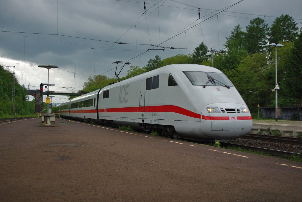 ICE 401 054-2 aus Kassel kommend fhrt in die sdniederschsische Schlechtwetter-Zone in Richtung Gttingen. Aufgenommen am 30.05.2010 in Eichenberg.