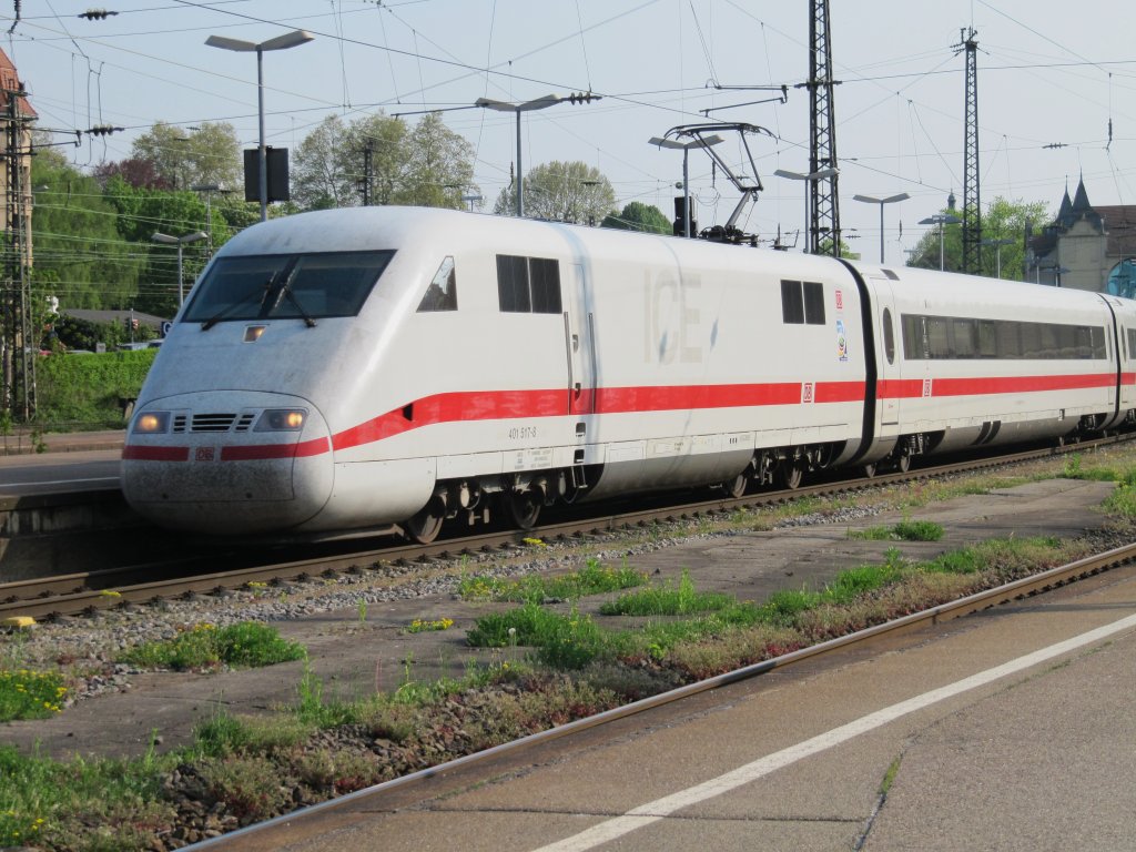 ICE 401 517-8 bei der Einfahrt in den Bahnhof Offenburg am 20.04.2011