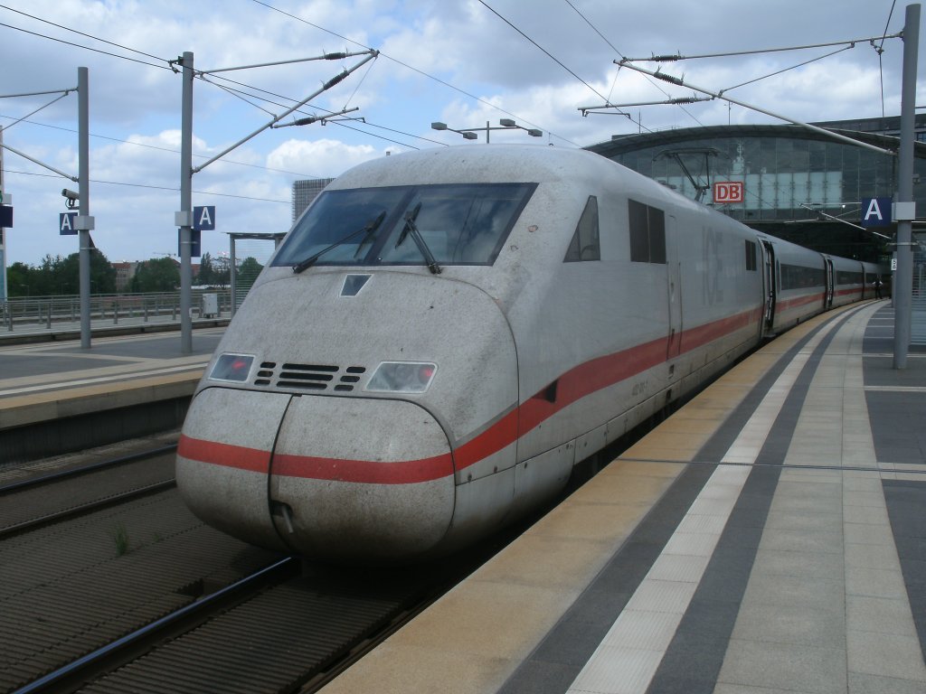 ICE 402 011 hat,am 12.Mai 2012,noch nicht ganz den Zielbahnhof Berlin Ostbahnhof erreicht,zuvor wurde noch im Berliner Hbf gehalten.
