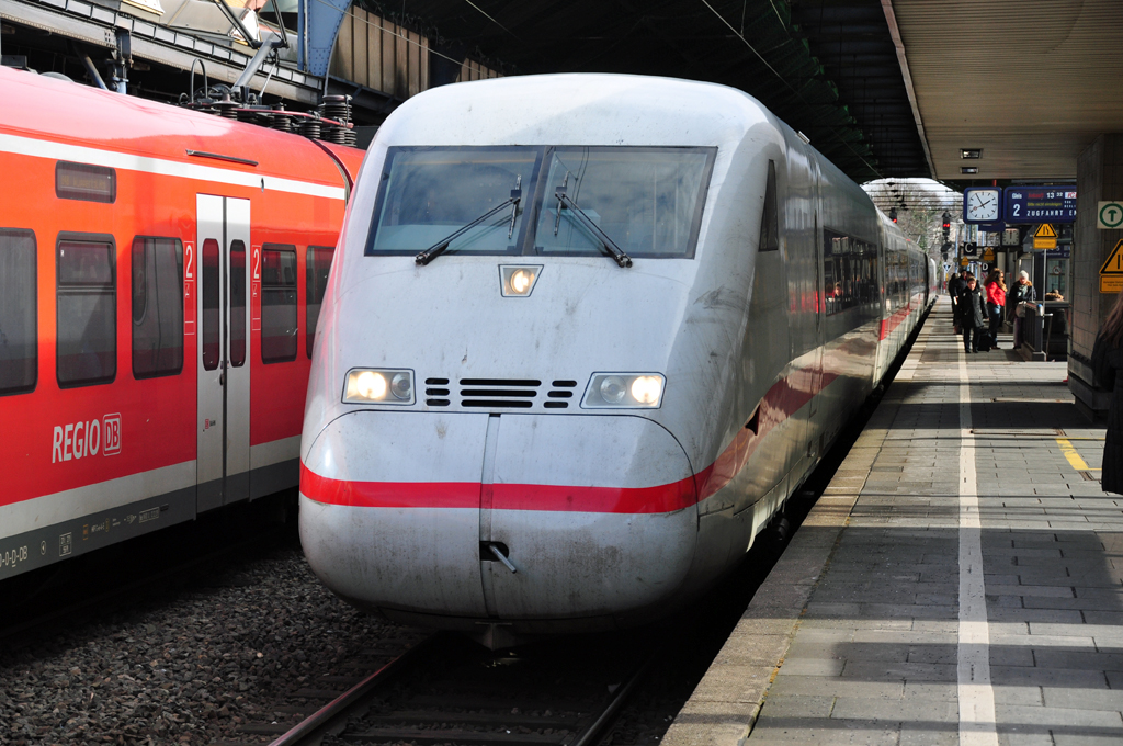 ICE 402  Essen  im Bonner Hbf - 21.02.2012