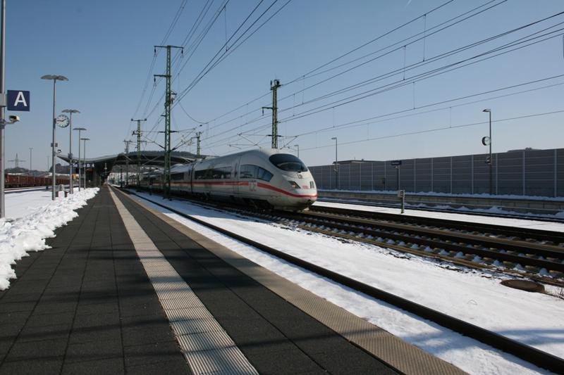 ICE 403 010 bei der Durchfahrt in Montabauer im Mrz 2010. Bevor jemand etwas schreibt, ja es ist etwas aus dem Bild entfernt worden, damit es (meiner Meinung nach) besser aussieht.