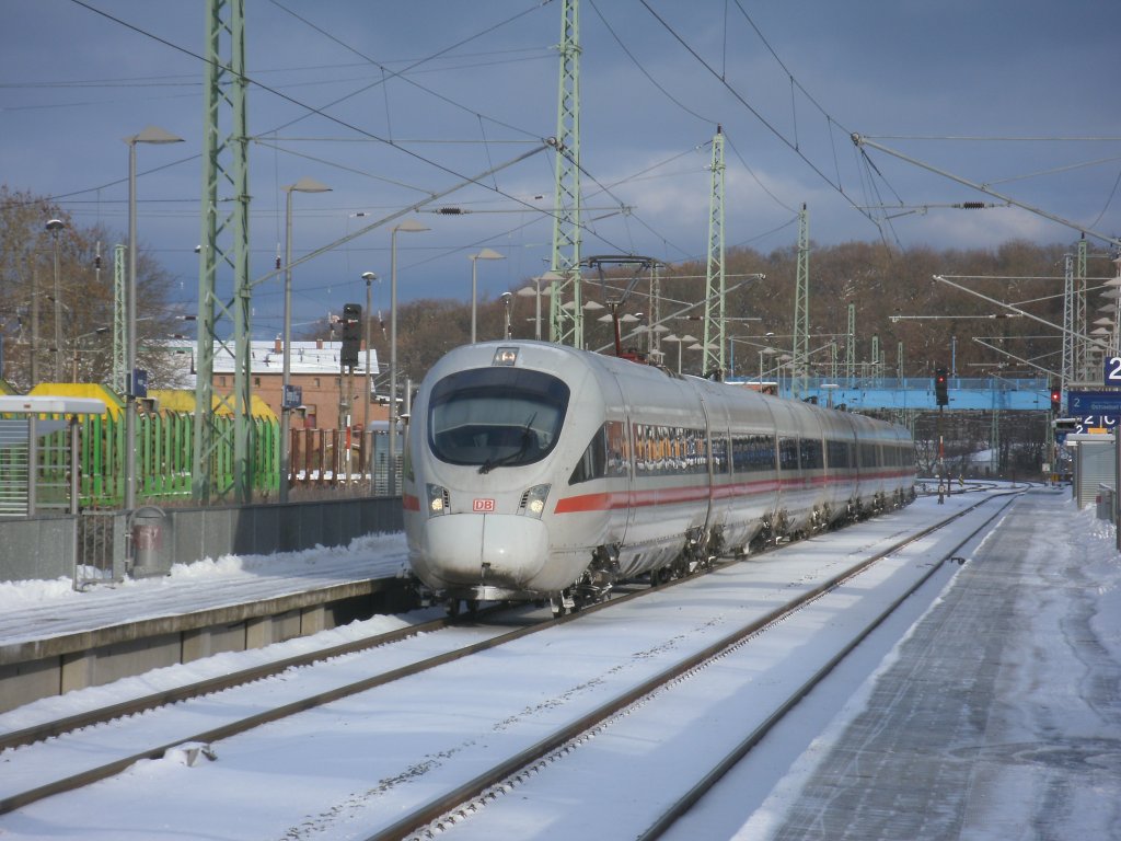 ICE 411 002 fuhr,am 08.Dezember 2012,in Bergen/Rgen ein.Der Zug fuhr als ICE 1515 von Binz nach Mnchen.