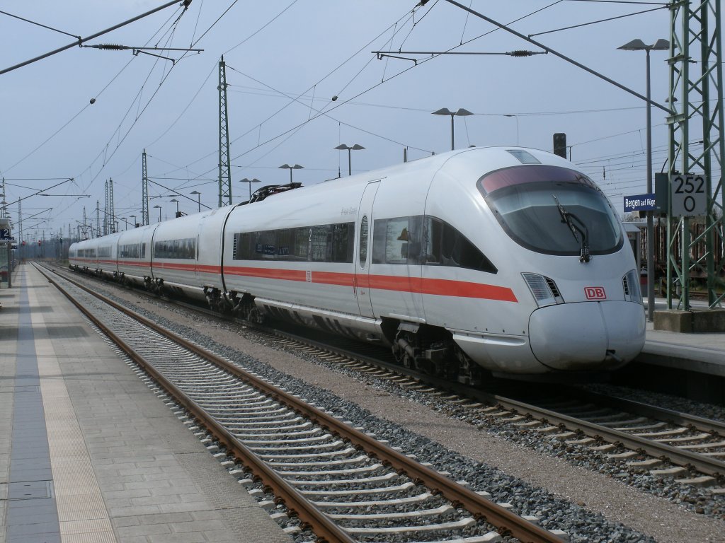 ICE 411 073 war,am 21.April 2012,als ICE 1515 zwischen Binz und M�nchen im Einsatz.Hier beim Halt in Bergen/R�gen.