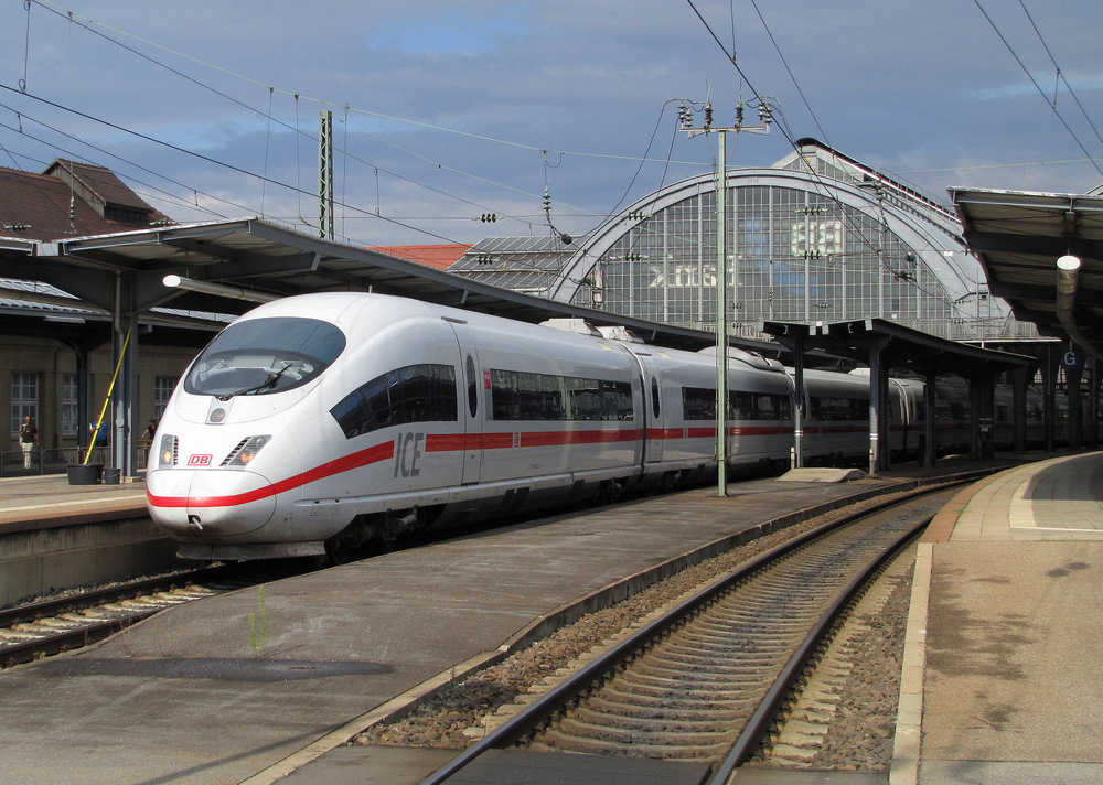 ICE 509 von Dortmund Hbf nach Basel SBB steht am Gleis 2 im Bahnhof Karlsruhe Hbf bereit. 12.08.2010